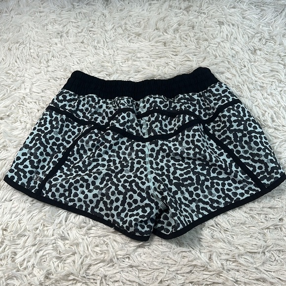 Lululemon Tracker Short III *4-way Stretch Ace Spot Tranquil Blue Black / Black - Picture 3 of 5